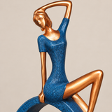 Gros plan statue femme bleu et or – détails dorés peints à la main