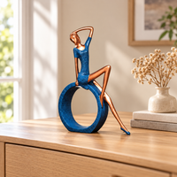 Statue femme bleu et or posée sur une commode en bois – décoration salon
