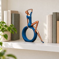 Statue femme bleu et or sur une étagère de bibliothèque