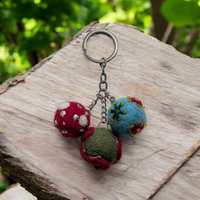 Porte-clé Trio Bohème en Laine Tressée  – Accessoire Unique Fait Main